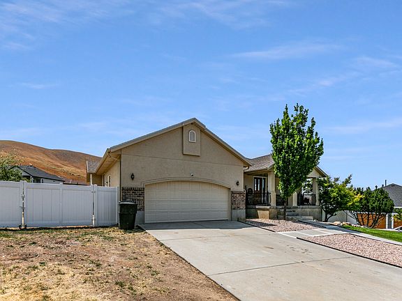 2nd image of 702 S Elk Meadow Loop