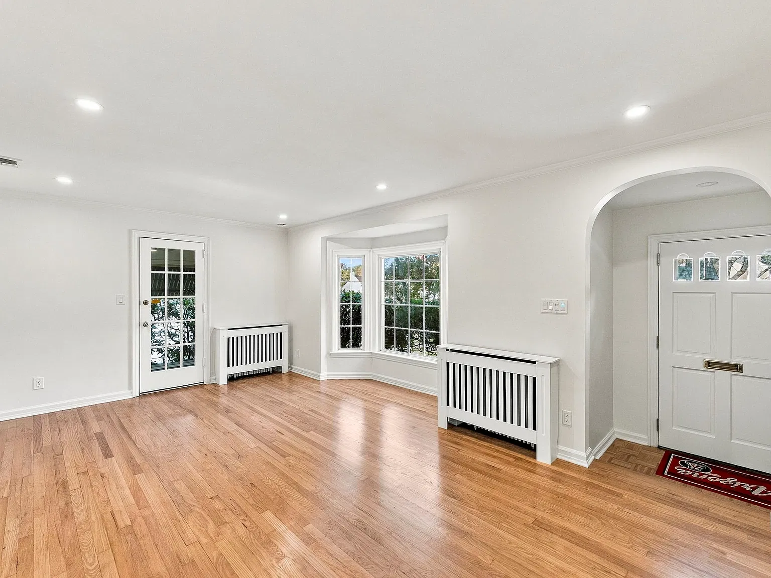 3 bed, 1.5 bath, 1344 sqft, $5,650 — Photo 2