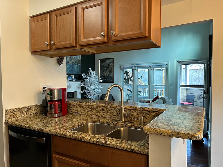 427 W 8th St #101 — Photo 7