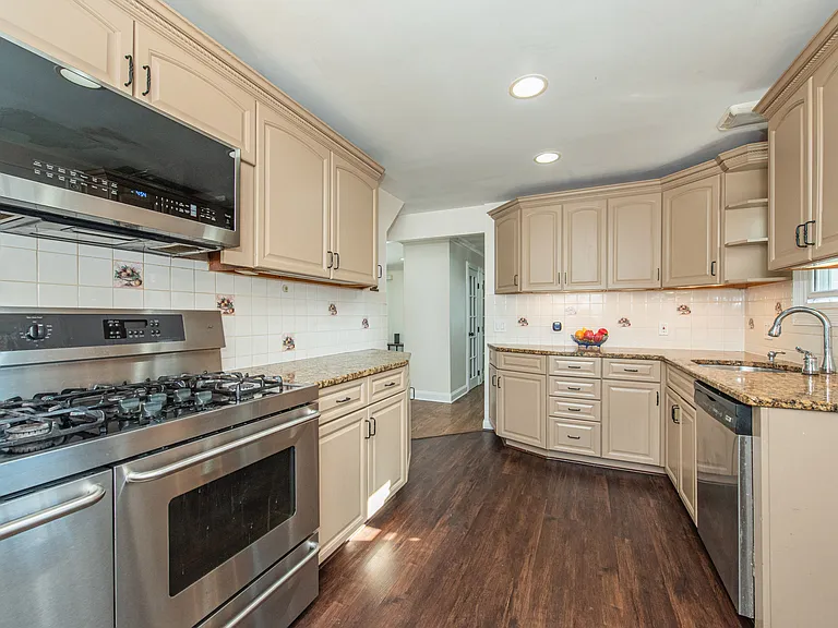 42 W Spring Valley Ave — Photo 5