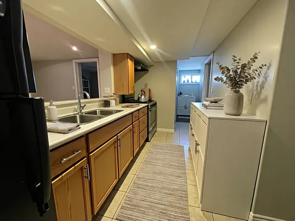 2 bed, 1.0 bath, $1,895, 105 E 41st St #Basement, Hamilton, ON L8T 2Z8