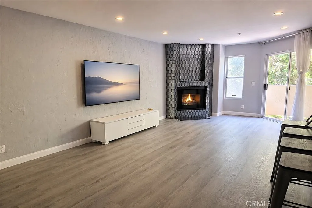 2 bed, 1122 sqft, $3,000 — Photo 4