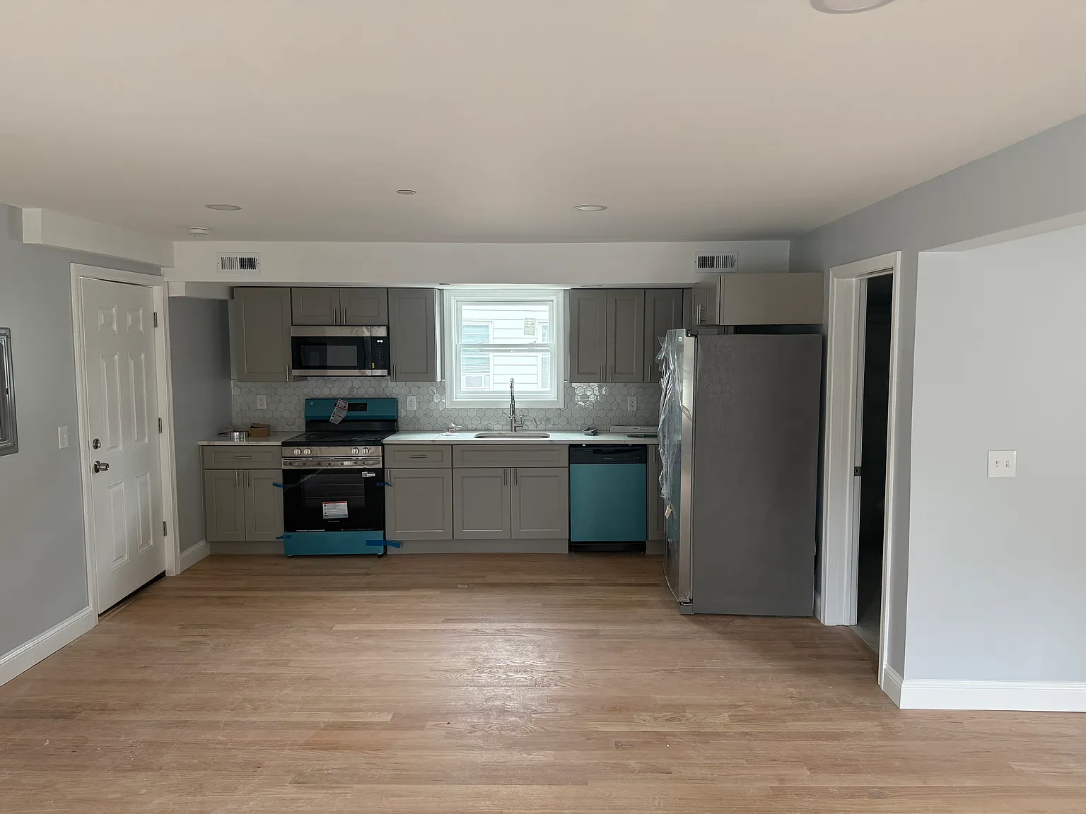 2 bed, 1200 sqft, $2,400 — Photo 1
