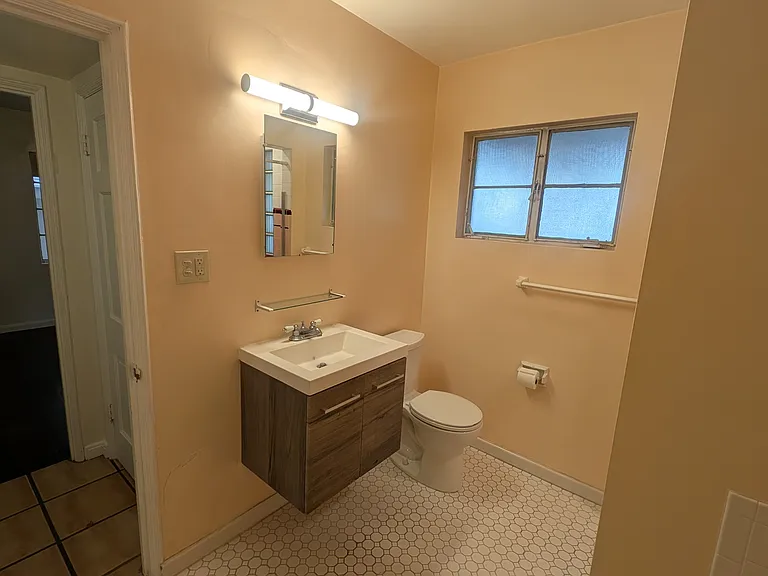 2811 E 6th St #B — Photo 4