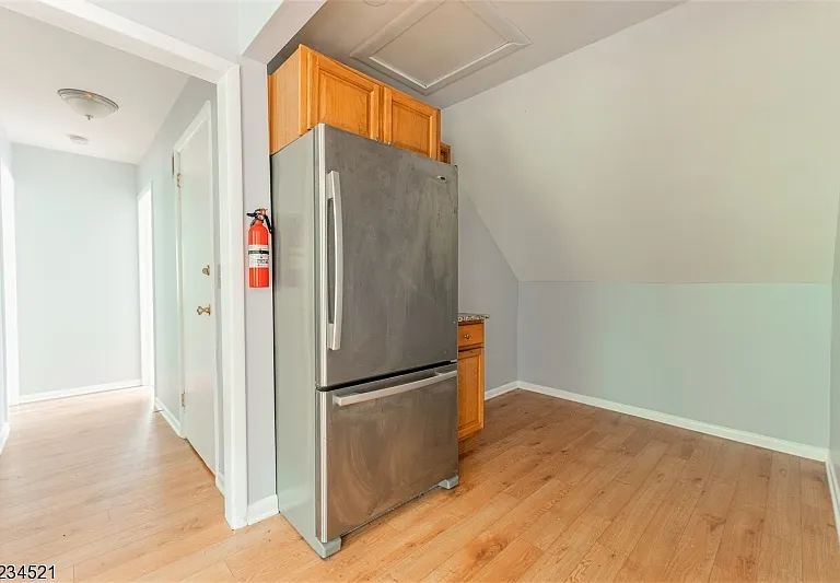 18 Macfarlan Ave — Photo 5