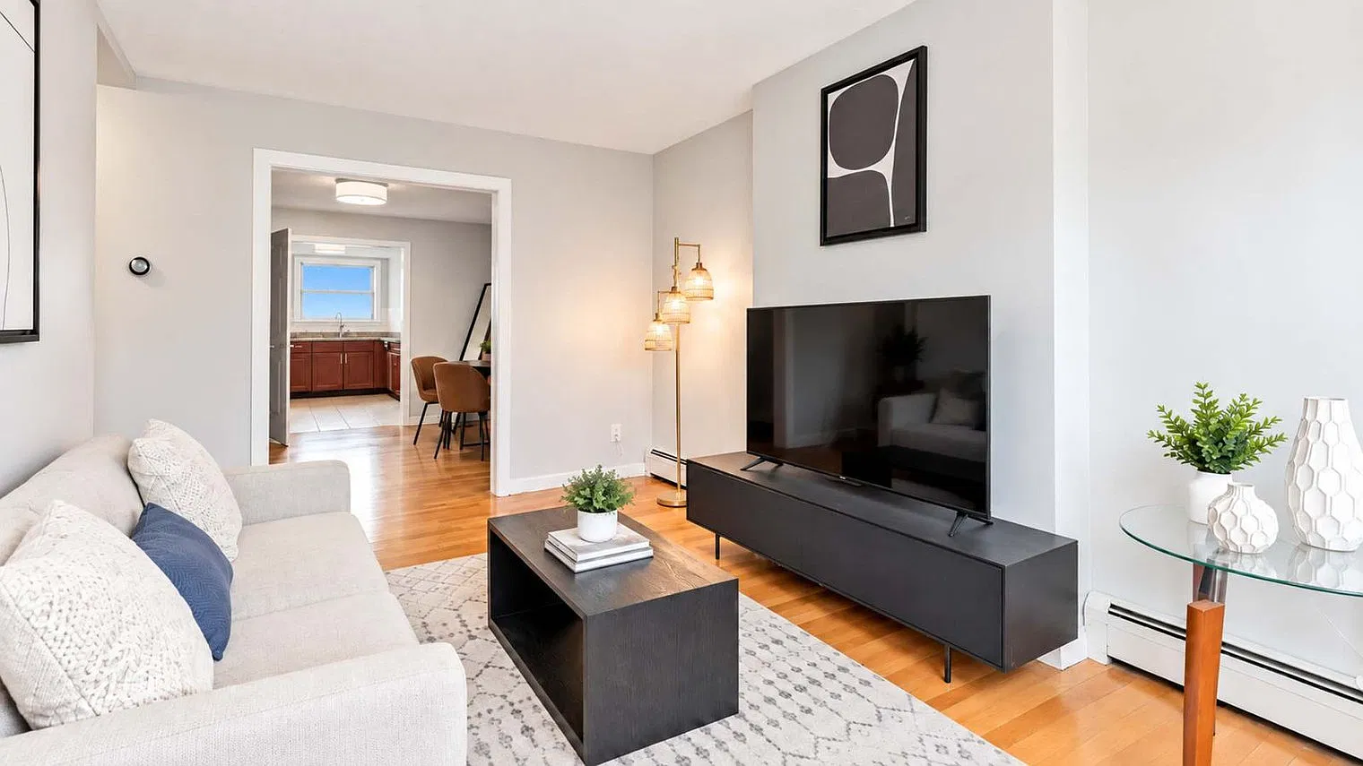 2 bed, 1.0 bath, 592 sqft, $2,958 — Photo 2