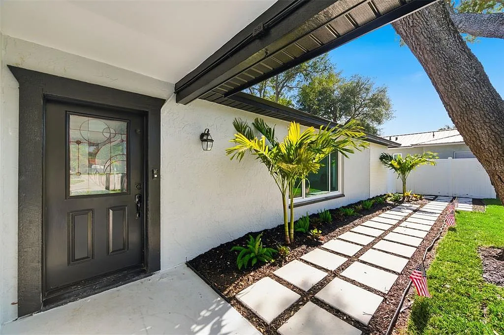 3 bed, 2.0 bath, 1861 sqft, $3,800 — Photo 2