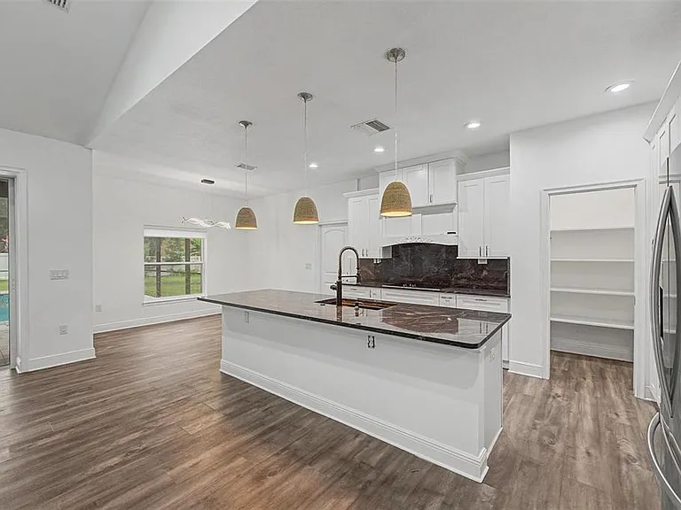 606 Royal Crest Dr — Photo 7