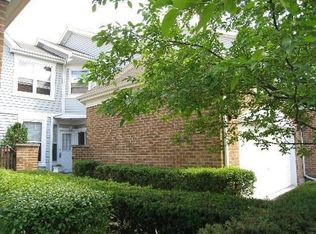 950 Heathrow Ln, Naperville, IL 60540