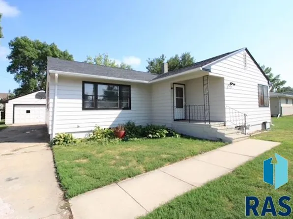 412 S Cherry St, Lennox, SD 57039