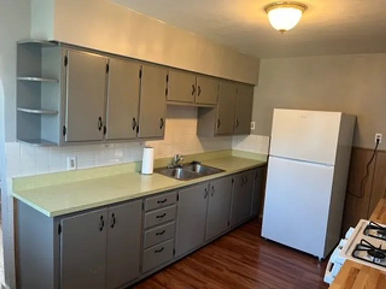 209 E Oak St — Photo 5