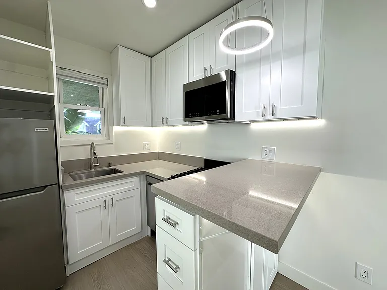 1734 Barry Ave #8 — Photo 2