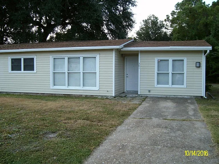 301 Newcastle Dr — Photo 1