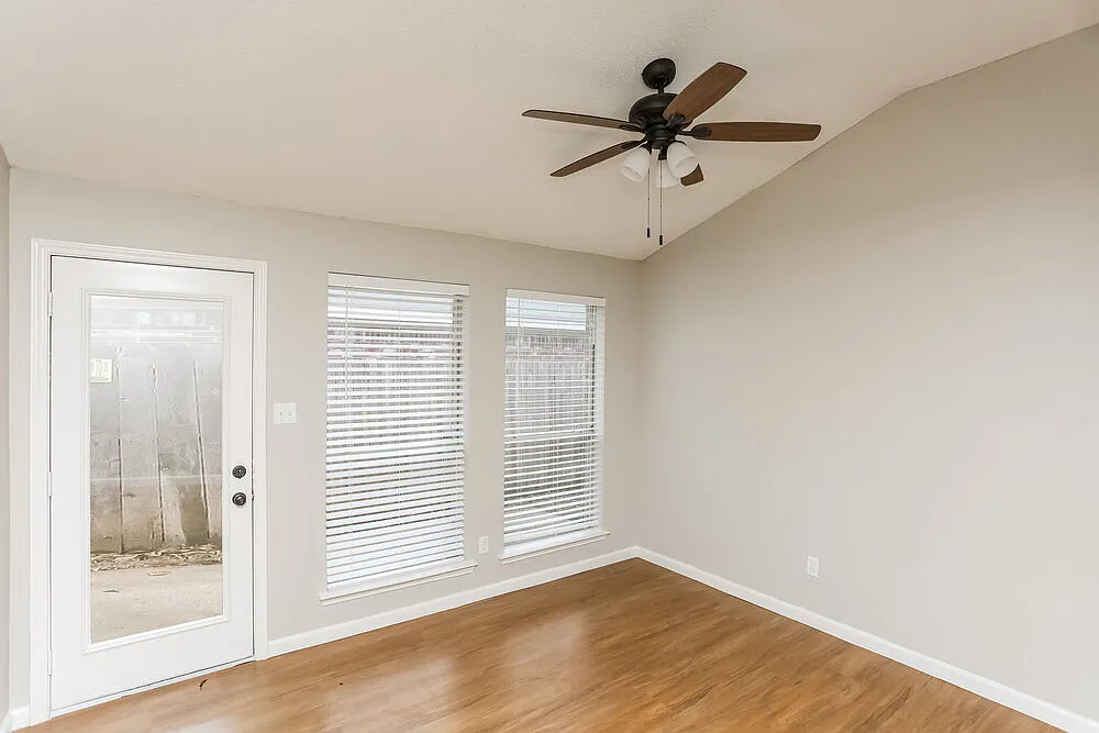 3 bed, 2.0 bath, 1593 sqft, $2,070 — Photo 4