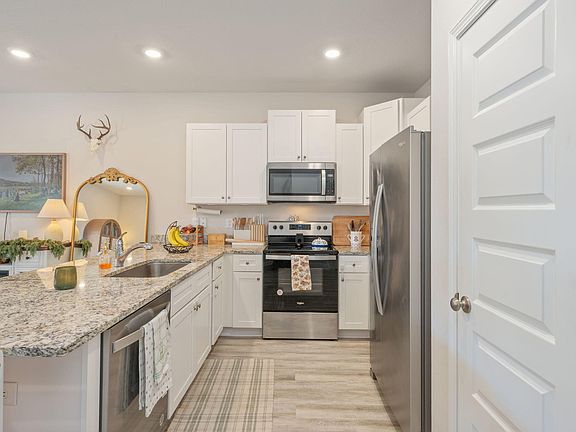 5th image of 1010 McLaren Cir