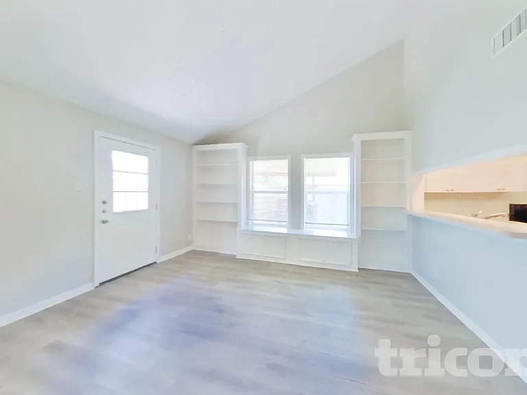 13307 Venice Cir — Photo 2
