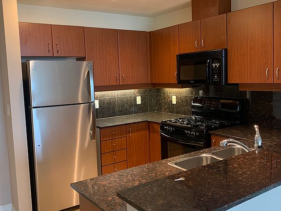 4th image of 300 W Beech St Unit 1806