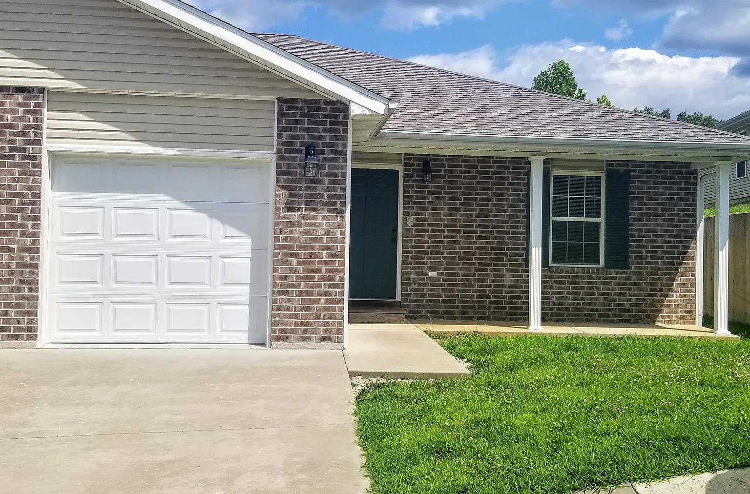 3 bed 2 bath spacious duplex! — Photo 1