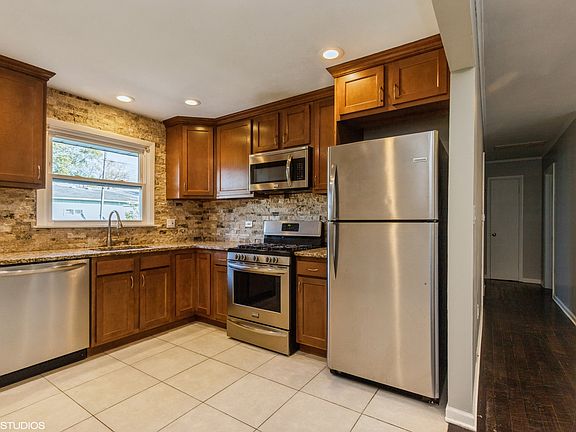 3rd image of 681 Pierce Ct