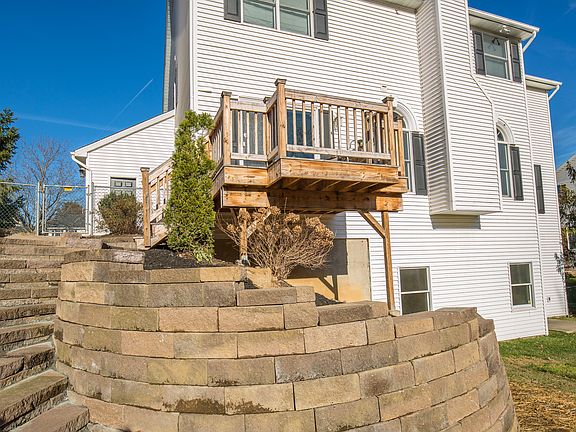 3rd image of 414 Pinkster Ln