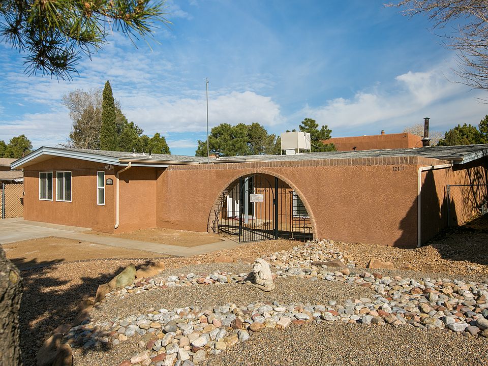 Front 
 with gated courtyard