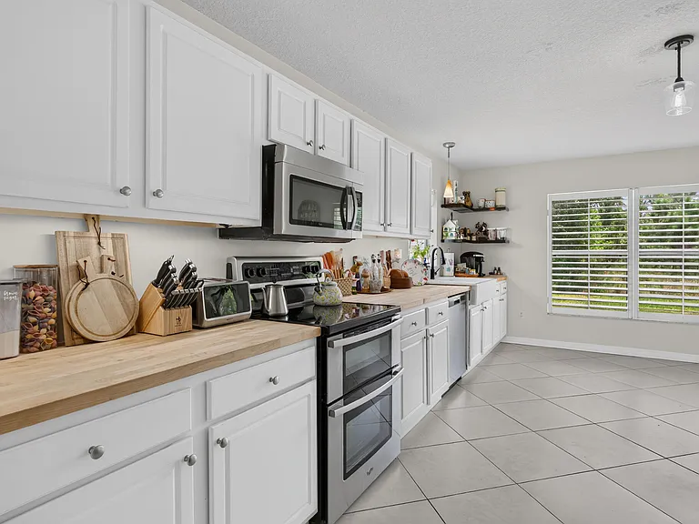 5758 NW Benbow Ct — Photo 10