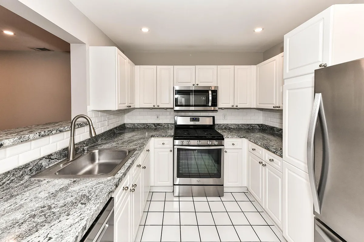 Building Photo - 5565 Seminary Rd #403