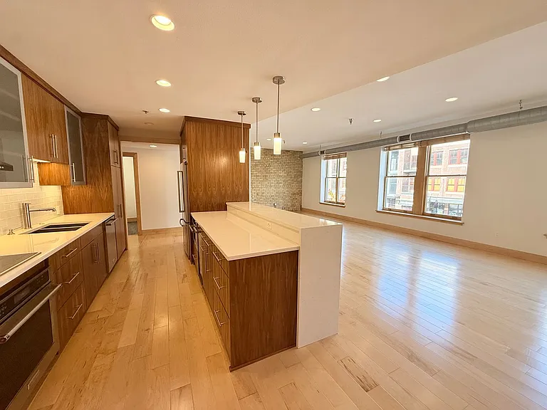 319 Broadway N — Photo 19