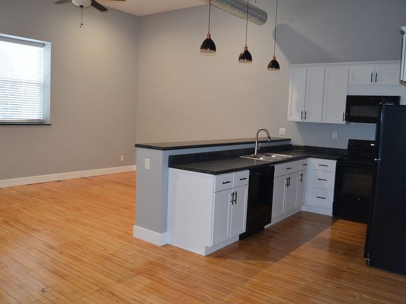 2nd image of 905 11th St #106