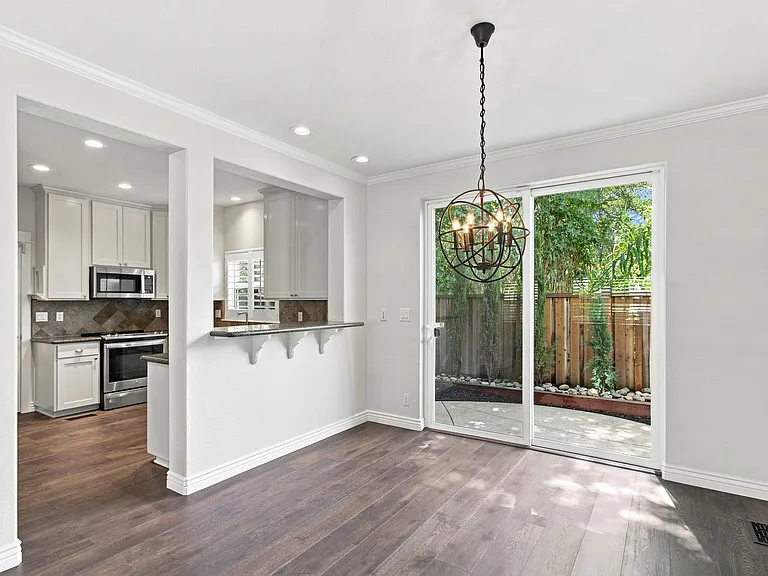 136 Creekside Village Dr — Photo 4