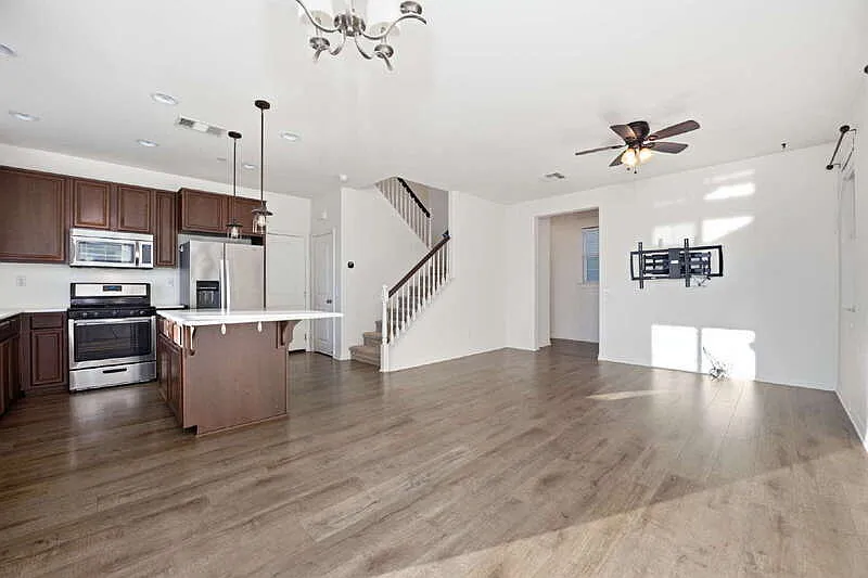 3 bed, 2.5 bath, 1610 sqft, $4,595 — Photo 3