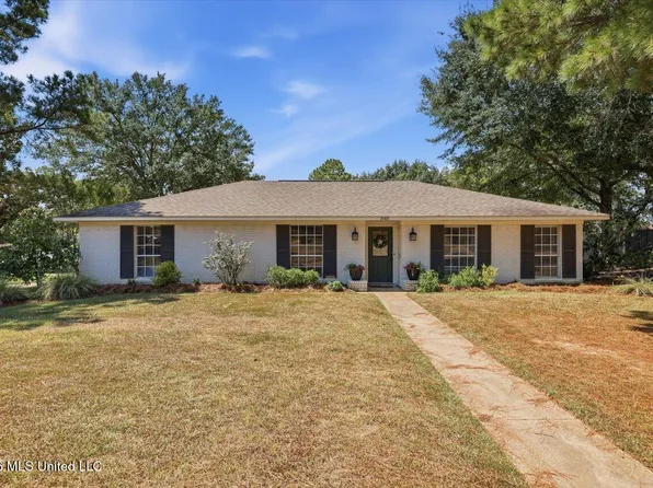 7105 Edgewater Dr, Ridgeland, MS 39157