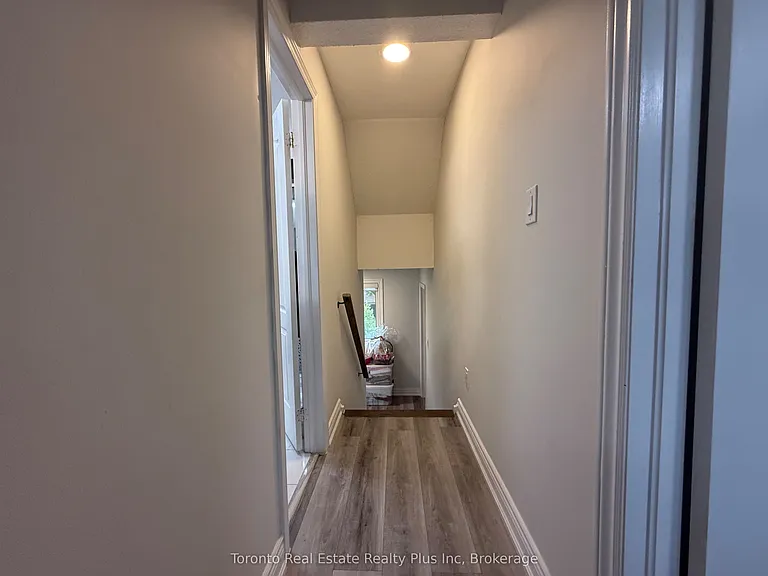 130 Ashurst Cres — Photo 8