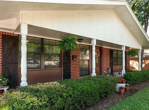 3rd image of 913 Oakwood Dr