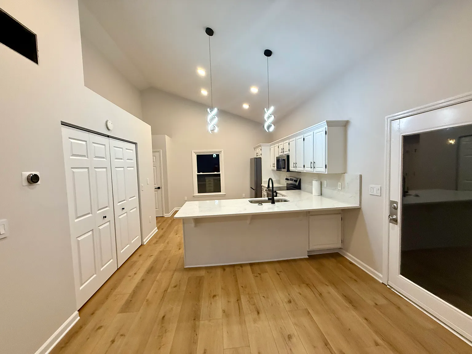 3 bed, 1400 sqft, $2,250 — Photo 4