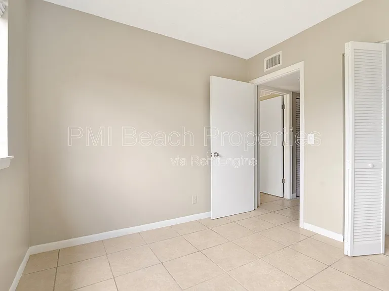 400 Nottingham Cir #D — Photo 8