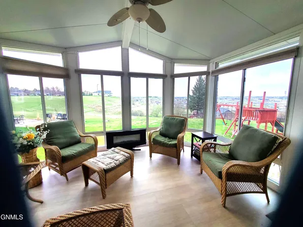 3206 Crocus Ave, Bismarck, ND 58501