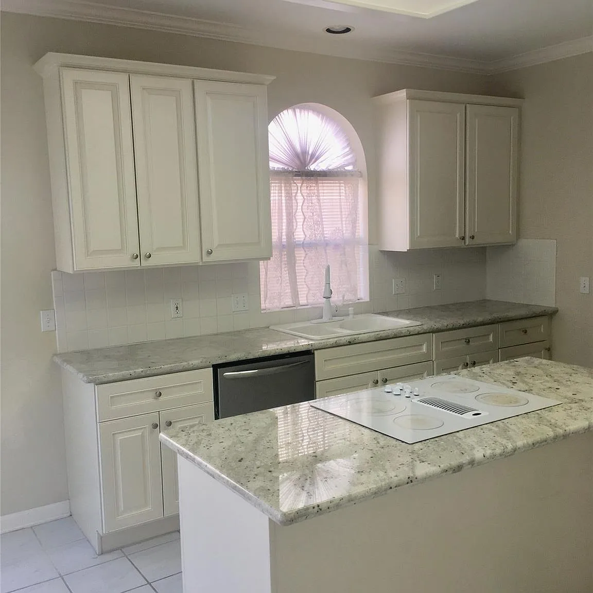 4 bed, 2.5 bath, 2852 sqft, $4,300 — Photo 2
