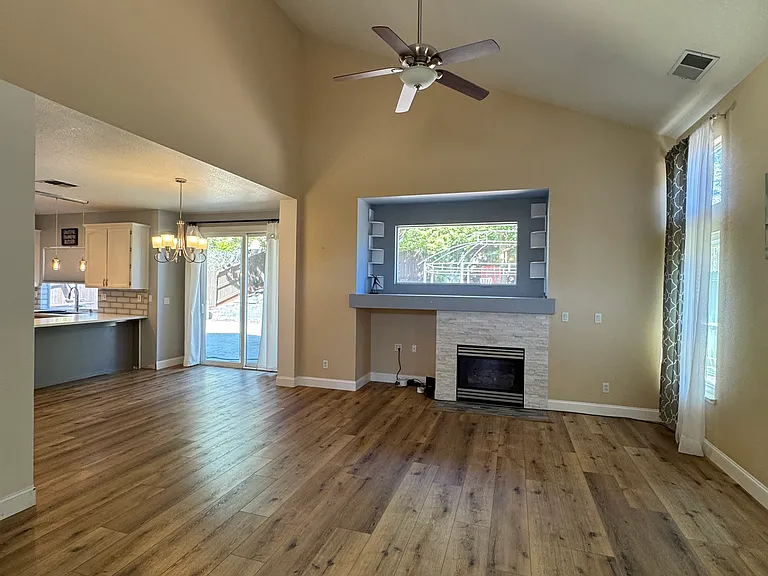 1370 Kerslake Cir — Photo 5
