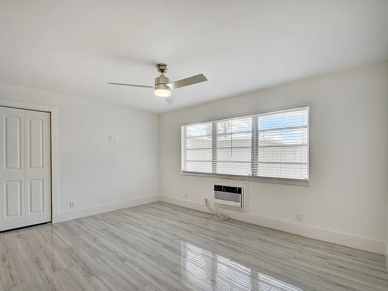 525 S Broadway #J — Photo 4