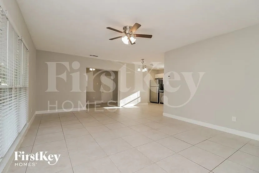 3 bed, 2.0 bath, 1380 sqft, $2,645 — Photo 4