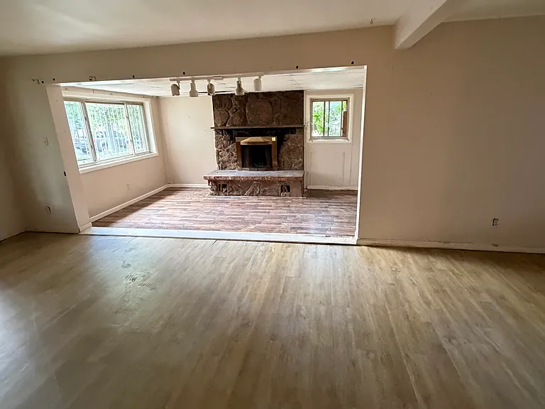 952 Salem St — Photo 1