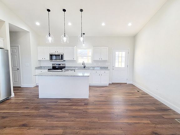 3rd image of 1452 Grandeur Ave