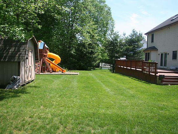 4th image of 878 Fairfield Dr