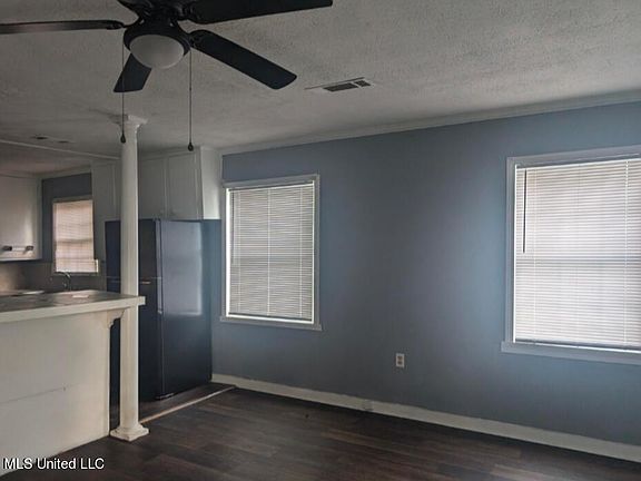 2nd image of 2920 Greenwood Ave