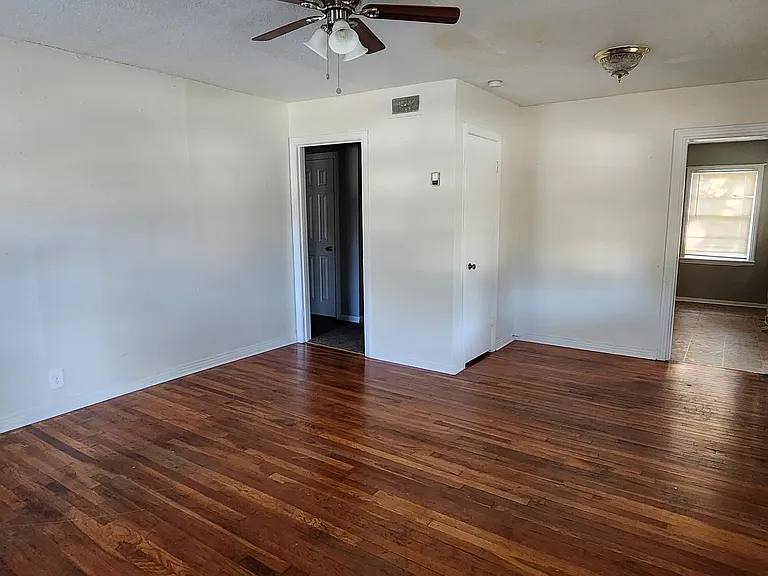 117 Austin St — Photo 2