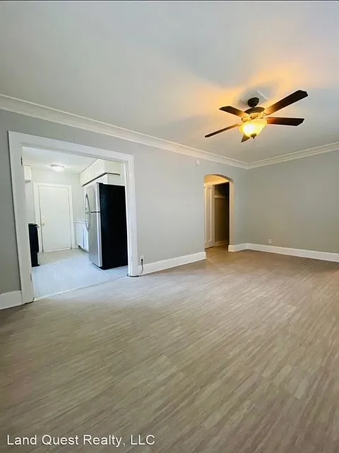 Cozy 1-Bed Apartment with Balcony and Fenced Yard — Photo 2