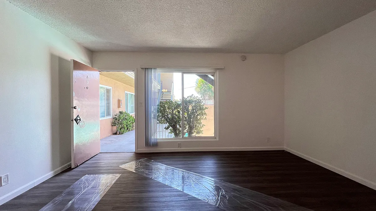 Living Room - 2540 S Barrington Ave #6
