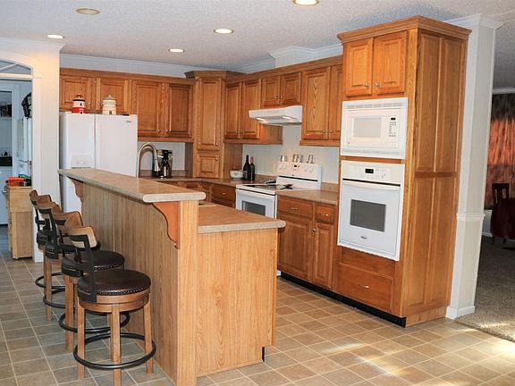 spacious kitchen/bar