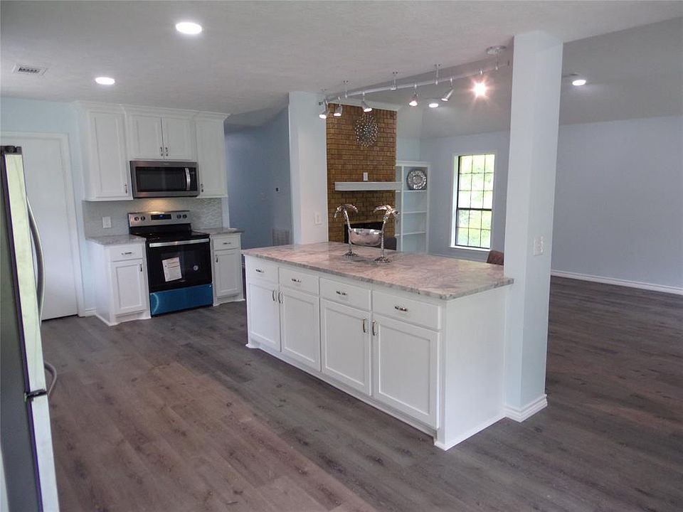 1st image of 421 Autumn Ln
